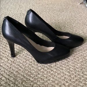 Tahari Gallery Black Pumps